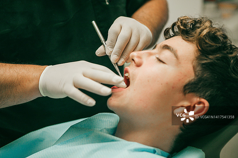 在牙医诊所检查牙齿图片素材