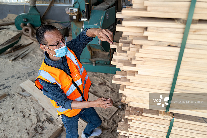 木材工厂的男性雇员图片素材