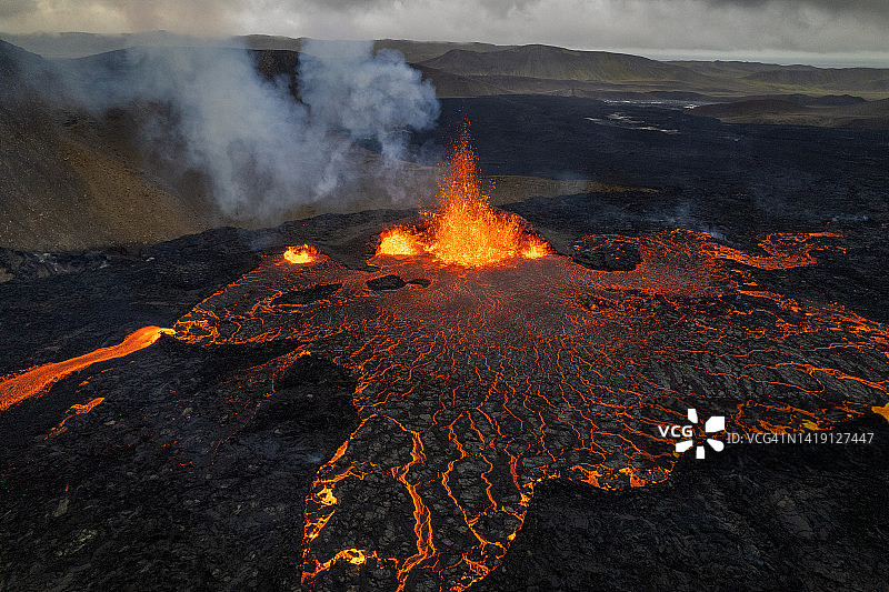 无人机拍摄的冰岛活火山喷出的熔岩图片素材