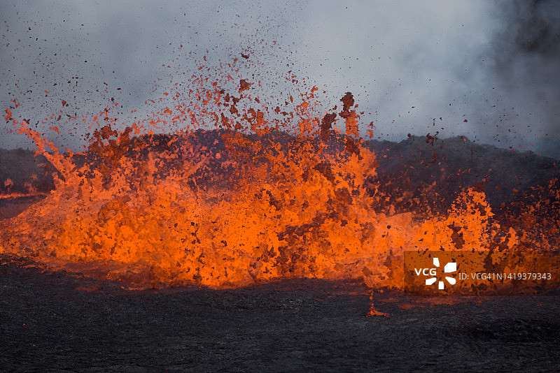 冰岛，通过热霾近距离拍摄到猛烈的裂缝喷发图片素材
