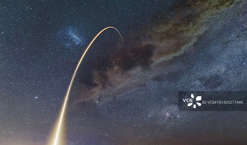 一枚火箭向银河系发射的明亮轨迹图片素材
