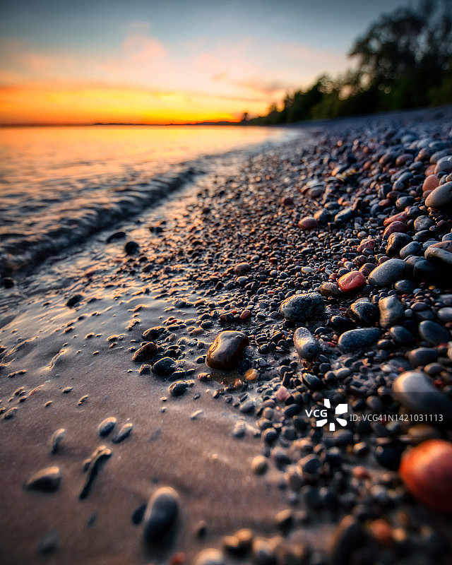 安大略湖海滩上的日落图片素材
