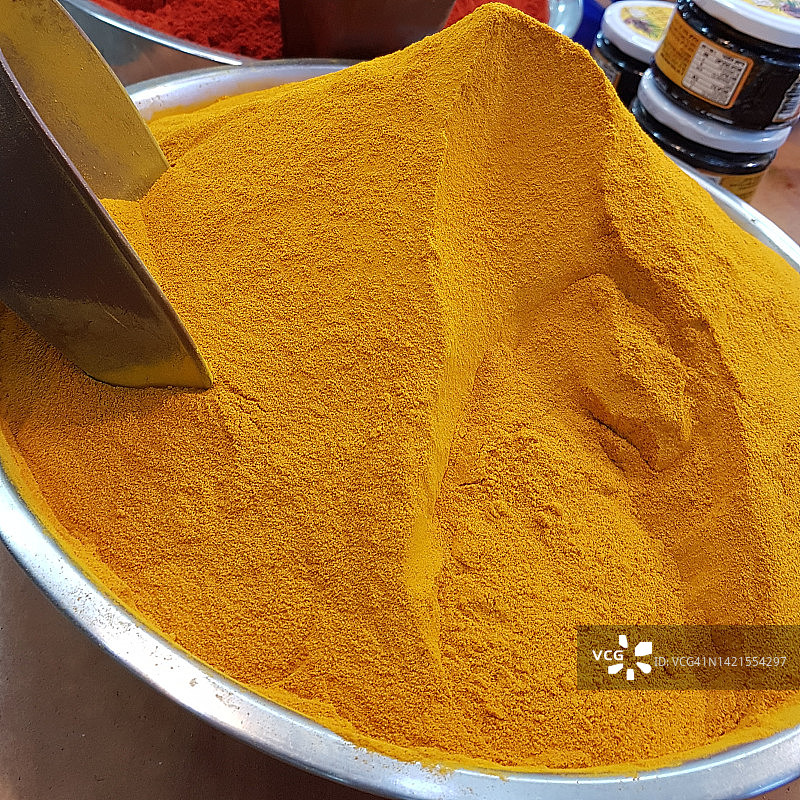 耶路撒冷Mahaneh Yehudah市场上美丽的橙色姜黄的特写图片素材