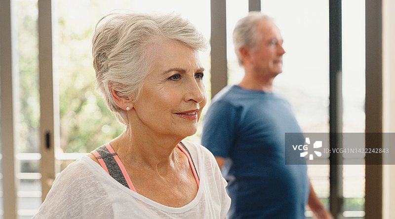 健身，健康和锻炼与资深夫妇在锻炼健康和健康的生活方式。老年人在退休后进行运动以保持健康、活跃和灵活图片素材