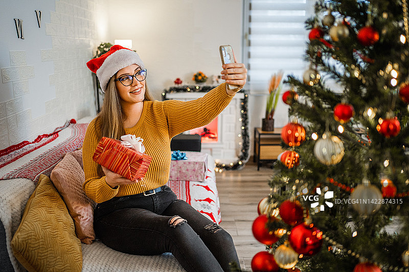 快乐的女人在家网上庆祝圣诞节图片素材