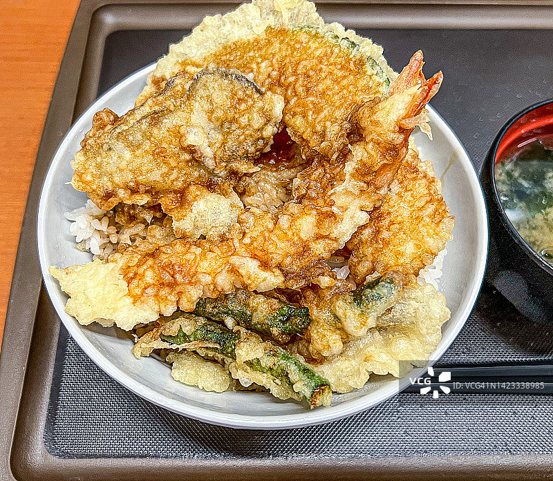 寿司，海鲜蔬菜天妇罗东武里饭配味增汤，所有食材均为国产图片素材