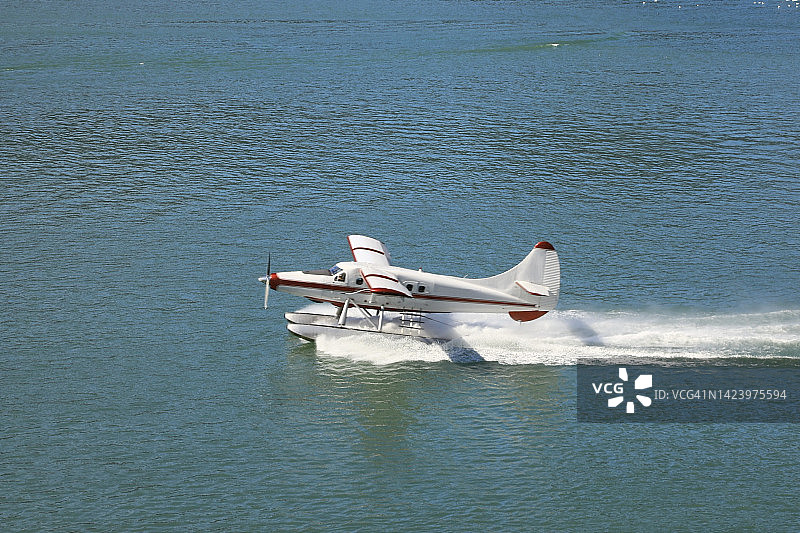起飞中的水上飞机型水陆两栖飞机图片素材