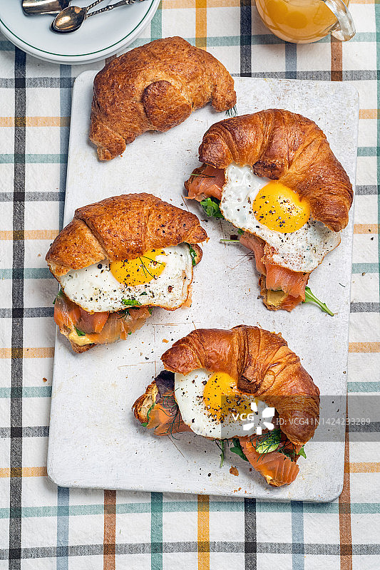 早餐羊角面包三文鱼和煎蛋图片素材