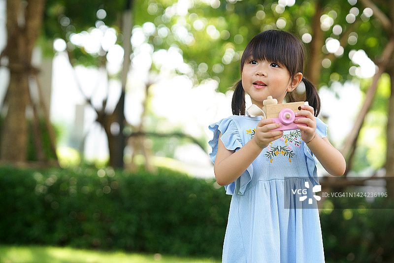 可爱的小女孩在院子里微笑图片素材