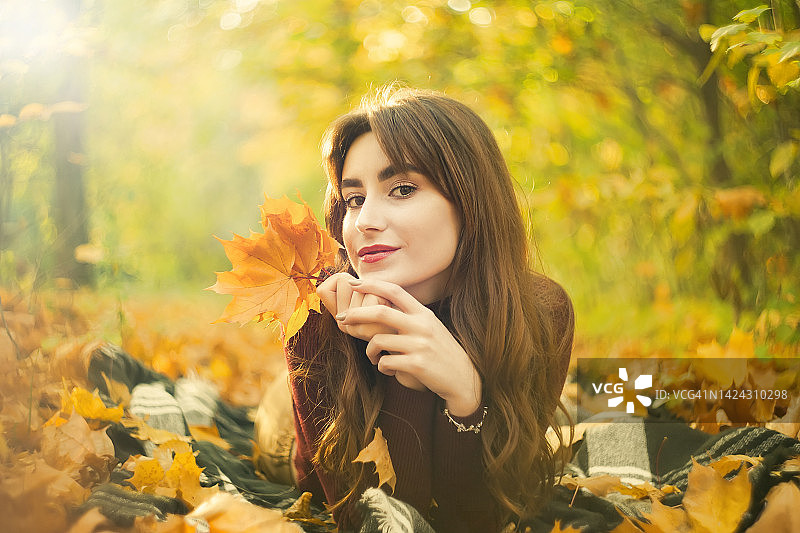 秋天的快乐女孩图片素材