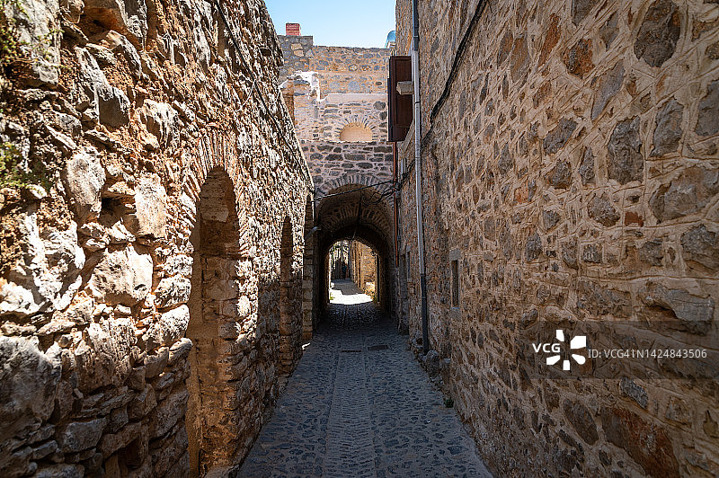 希腊希奥斯岛上中世纪村庄梅斯塔的小巷图片素材