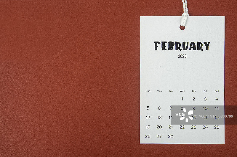 2023日历台:2月是组织者用红纸背景做计划和截止日期的月份。图片素材