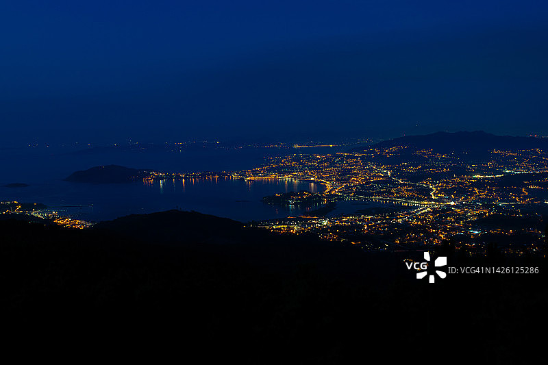 西班牙加利西亚的小瓦尔，拜奥纳和尼格兰的夜间鸟瞰图图片素材