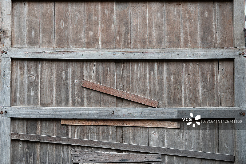 旧木谷仓门。木制墙壁。图片素材