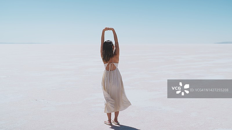 年轻的女游客站在盐湖的白色盐Türkiye图片素材