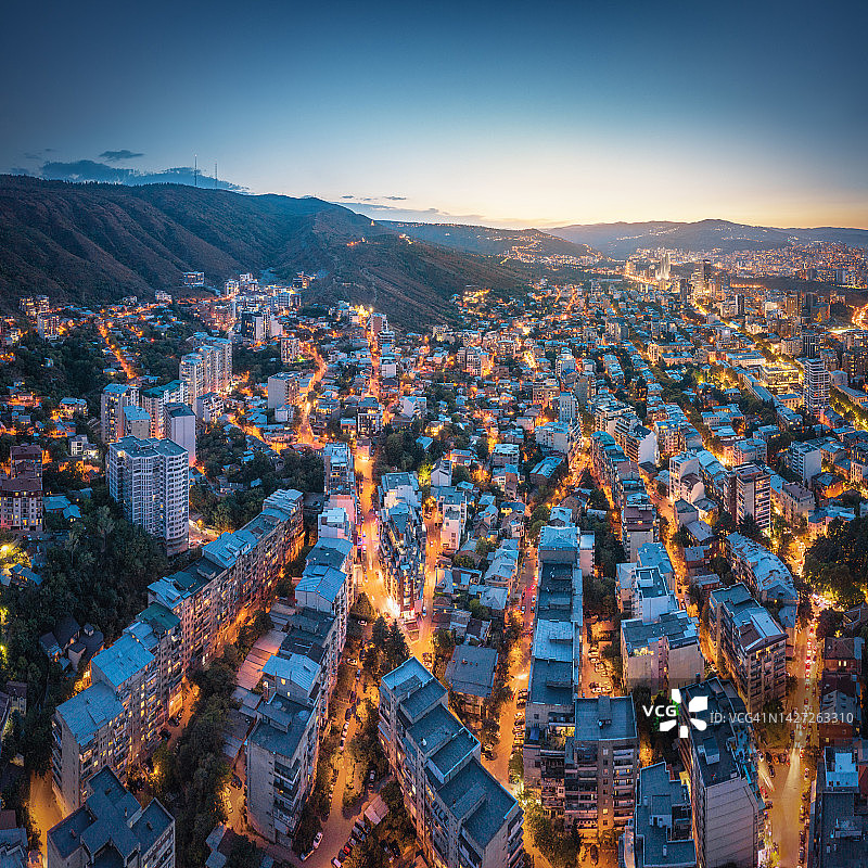 第比利斯黎明照亮的美丽城市天际线图片素材
