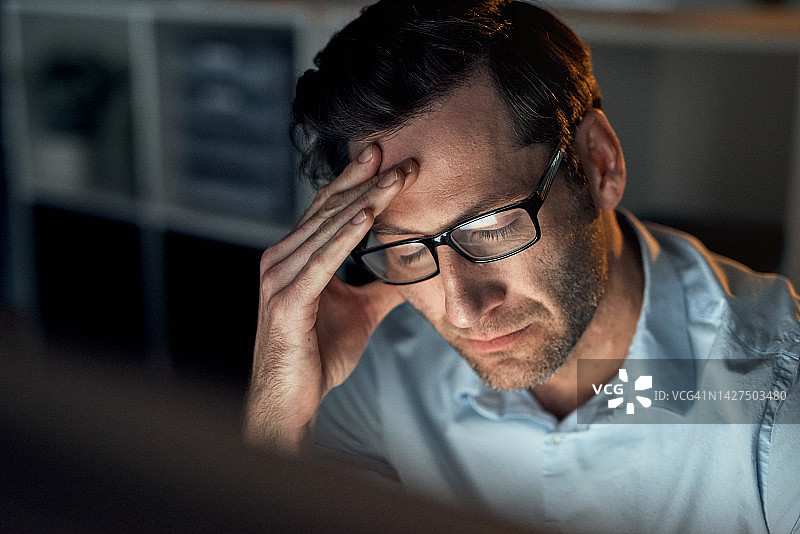 压力大，头痛，或者在夜间办公室使用电脑的商人，焦虑或心理健康，从事网络安全工作。失败的成熟程序员或seo工程师编码404软件故障图片素材