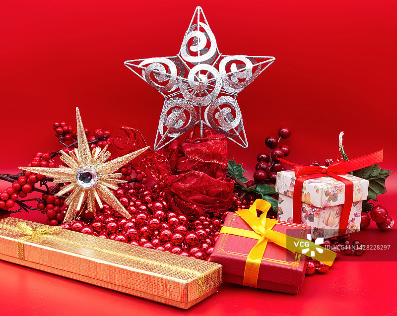 圣诞礼品盒孤立在红色背景。圣诞节庆祝活动的概念。图片素材