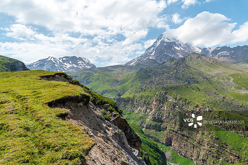 风景如画的卡兹贝克山在高加索山脉，格鲁吉亚图片素材