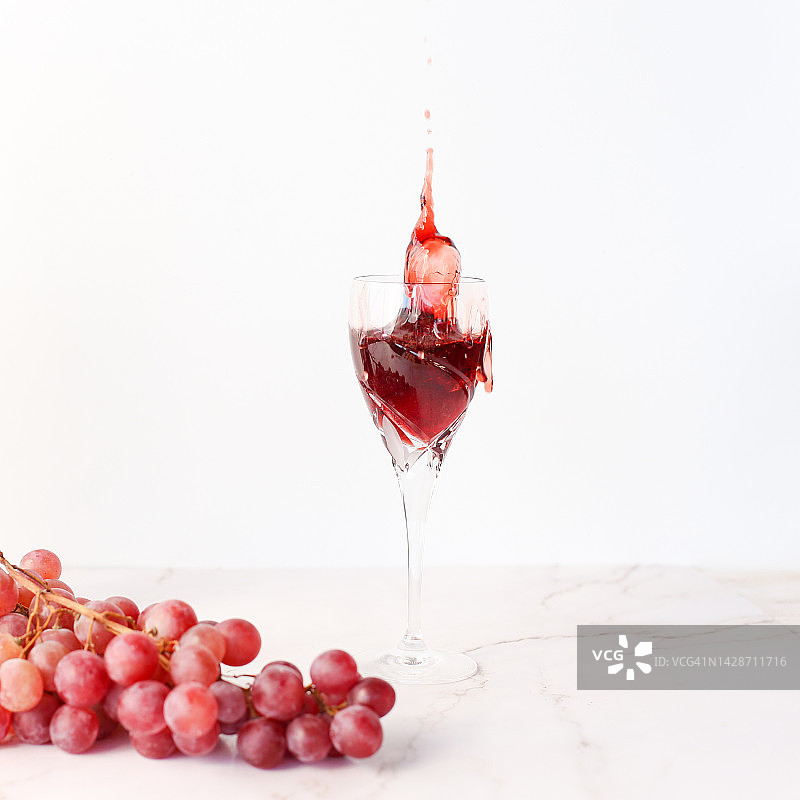 红酒飞溅和葡萄图片素材