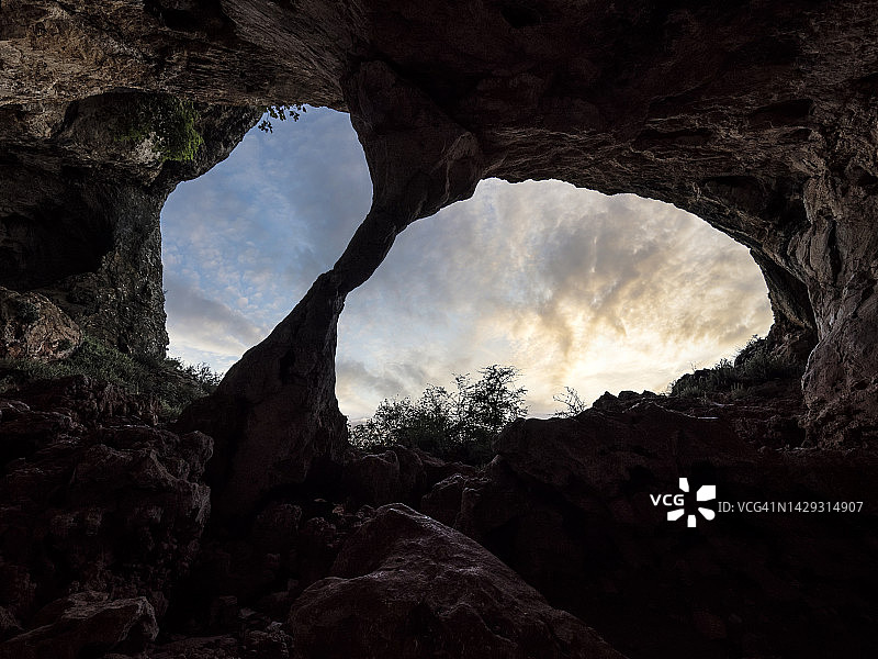 日落时分，从山上一个大洞穴里看到的风景。图片素材