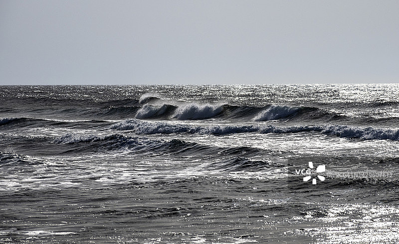 大的海浪拍打在海滩上。图片素材