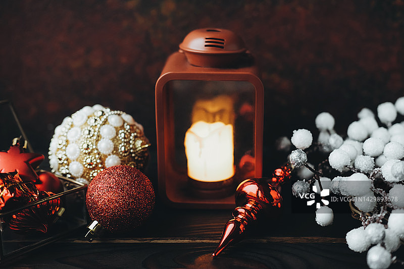 圣诞装饰，燃烧的蜡烛和树枝与浆果。图片素材