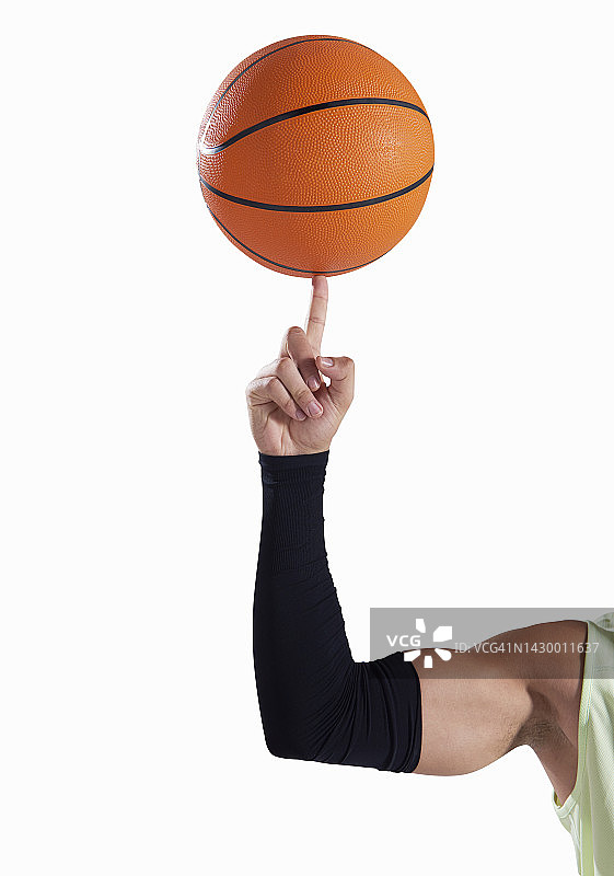 篮球在手指上旋转图片素材