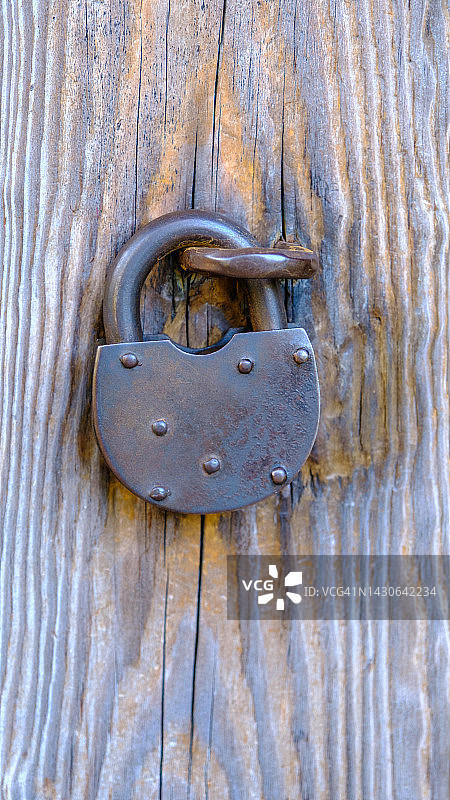 古老的大门锁。旧木门锁着。水平图片素材
