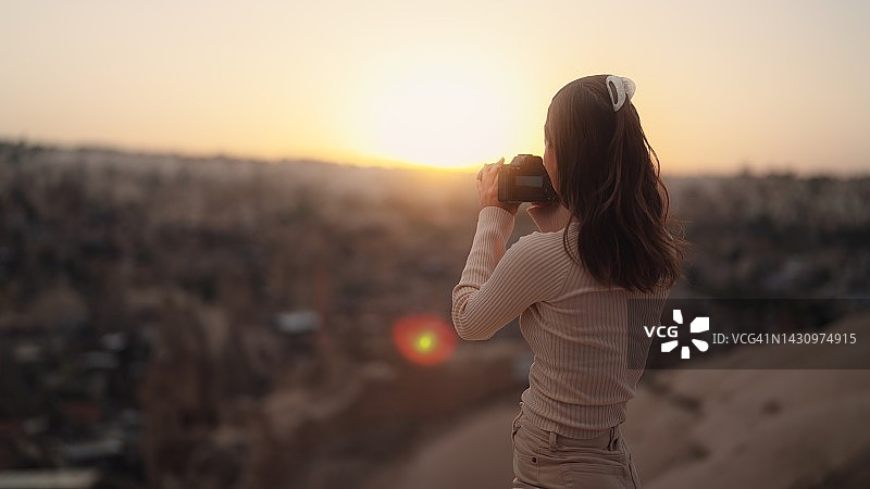年轻女游客在卡帕多西亚拍摄自然照片和视频Türkiye图片素材