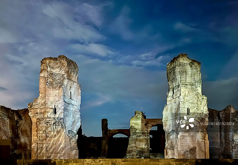 意大利拉齐奥罗马的“卡拉卡拉浴场”(Terme di Caracalla)在黄昏时分被照亮图片素材