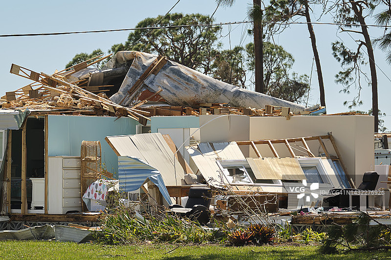 被飓风伊恩严重破坏的佛罗里达移动住宅小区。自然灾害的后果图片素材