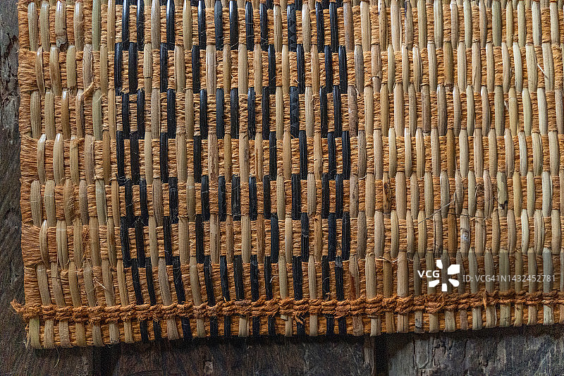 用藤和树皮编织的半成品床垫图片素材