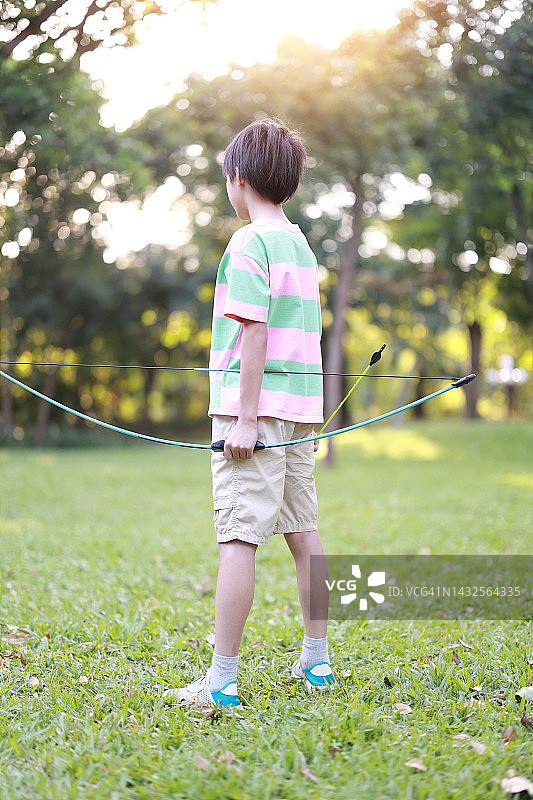 小男孩在公园里射箭图片素材