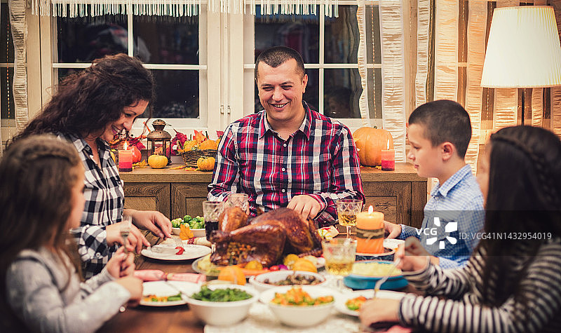 一家人在家里吃传统的感恩节晚餐图片素材
