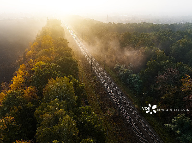秋日薄雾拂晓的铁路鸟瞰图图片素材