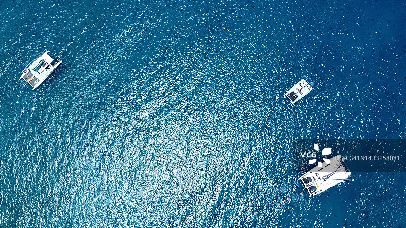 帆船在干净的蓝色海面上图片素材