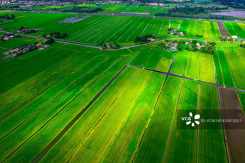 鸟瞰荷兰乡村的绿色农业景观和运河。图片素材