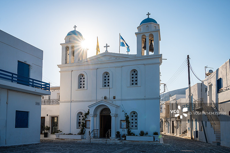 希腊帕罗斯主广场上的东正教教堂图片素材