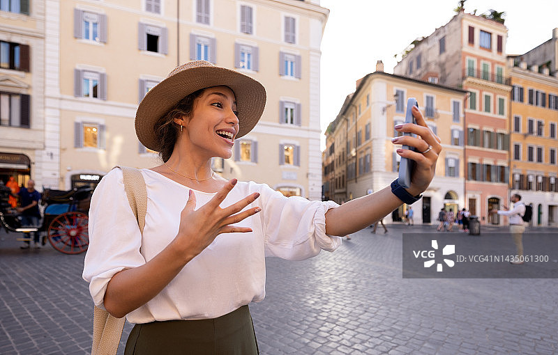 旅游网红在罗马视频通话，看起来很兴奋图片素材
