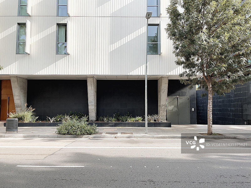 空荡荡的巴塞罗那街道，现代化的22@区建筑。图片素材