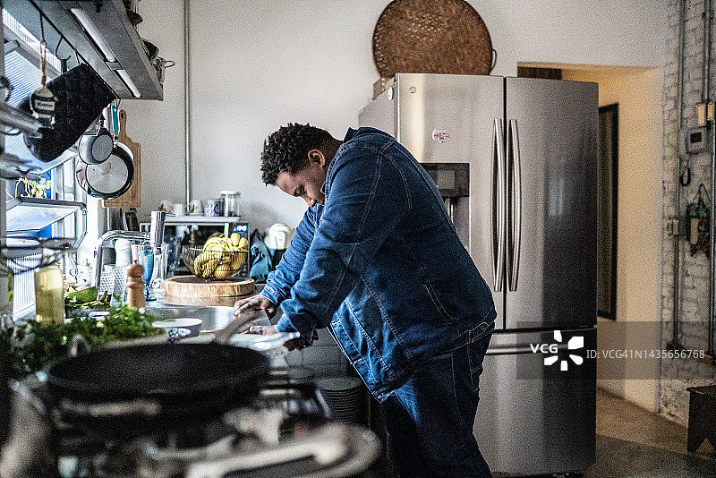 悲伤的中年男人在家里的厨房里图片素材