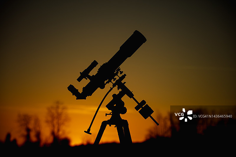 用于观测恒星、银河系、月球和行星的天文望远镜和设备。图片素材