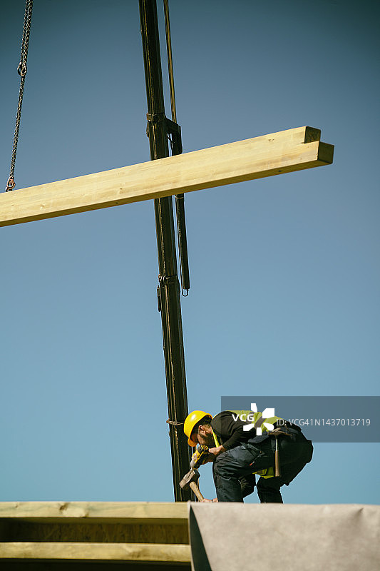 建筑工人站在木屋建筑工地上图片素材