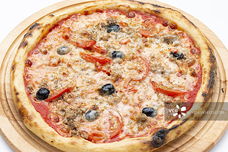 美味的意大利披萨配肉末、奶酪、番茄、橄榄和辣椒。图片素材