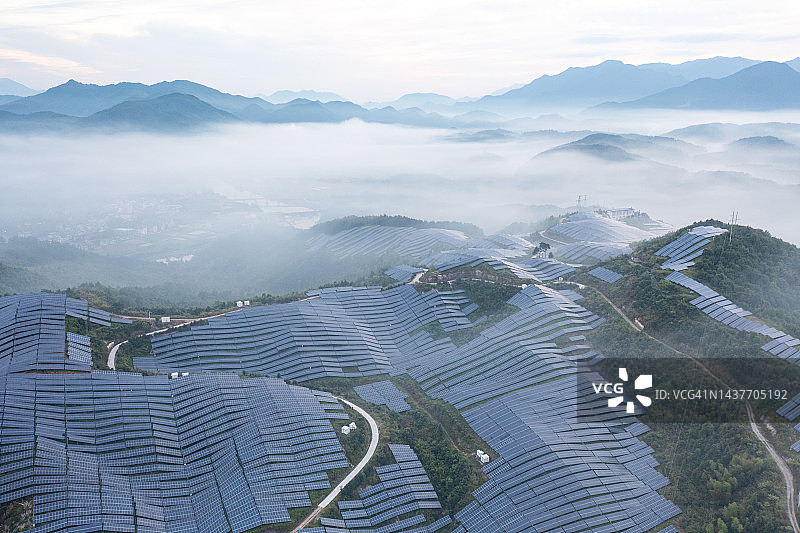 山顶的太阳能发电站在晨雾中图片素材