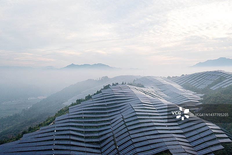 晨雾中的山顶太阳能发电厂图片素材