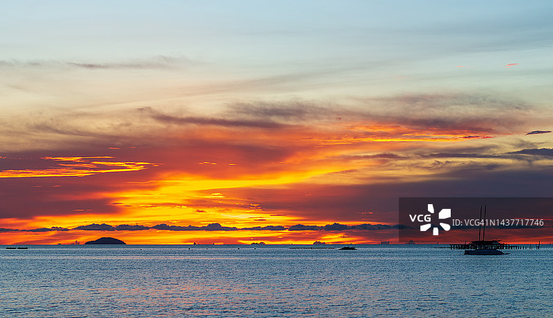 充满活力和色彩的日落时间天空背景在海上图片素材