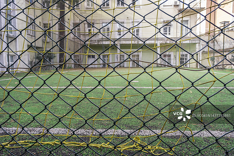 秋天，篱笆后面空荡荡的足球场图片素材