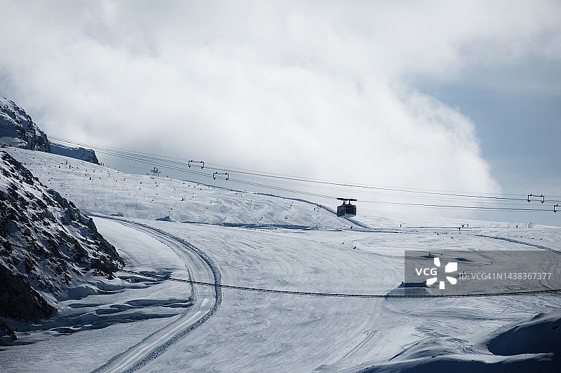 在高山上有雪道的滑雪场图片素材
